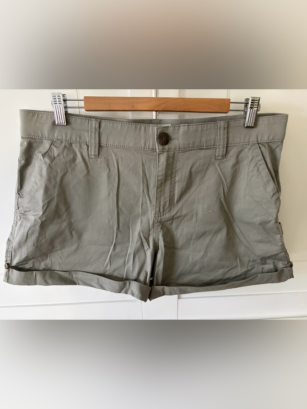 Boston Traders Women’s cargo shorts in Olive size 14